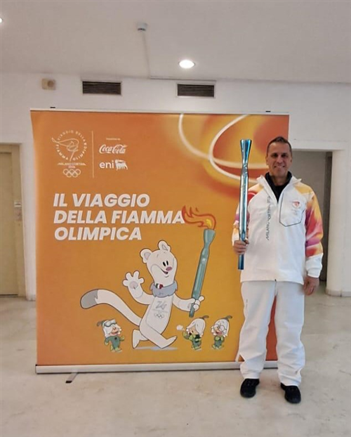La fiamma olimpica arriva in Piemonte : un serralunghese tedoforo ad Alba